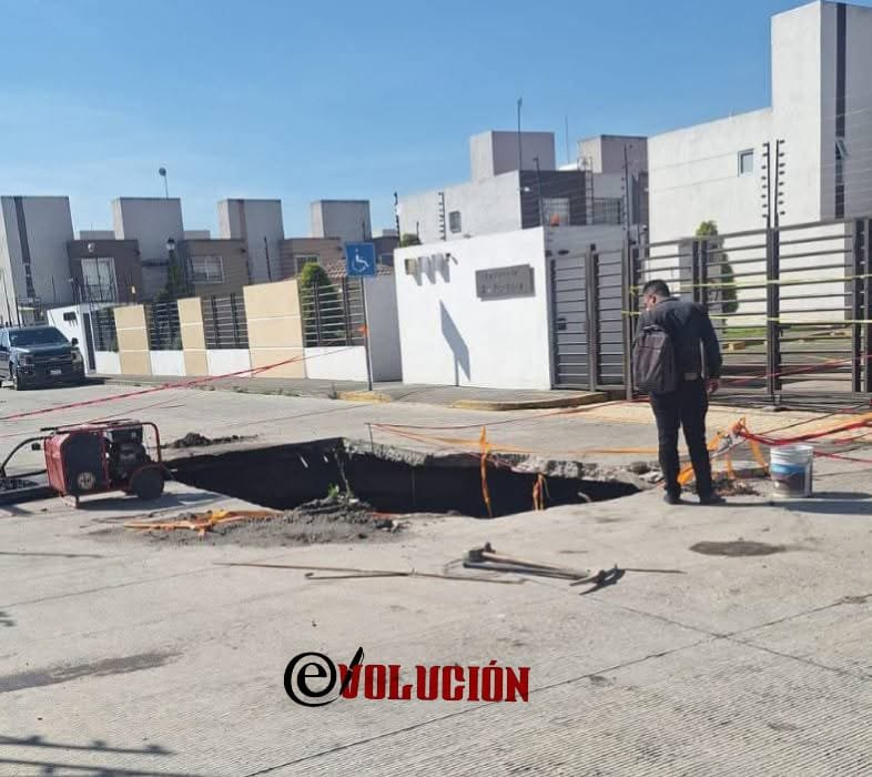 Aparece enorme socavón en fraccionamiento de Toluca