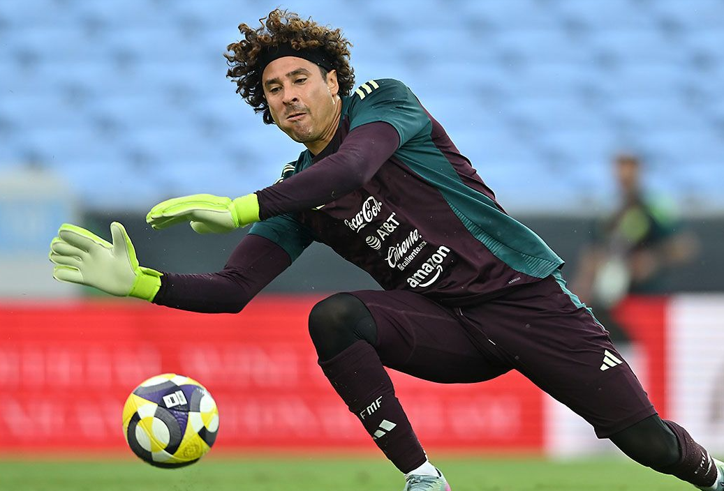 Memo Ochoa cuelga los guantes del futbol profesional tras anunciar su retiro