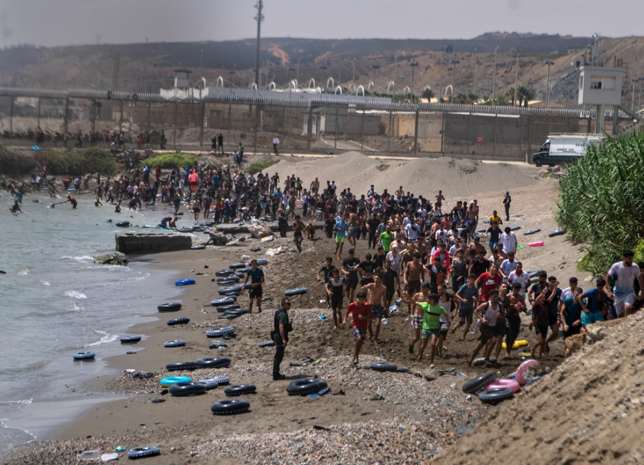 Más de 50 personas mueren durante avalancha migratoria hacia España