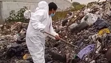 Hallan madres buscadoras entre basura y lodo a mujer sin vida con su mochila en Neza