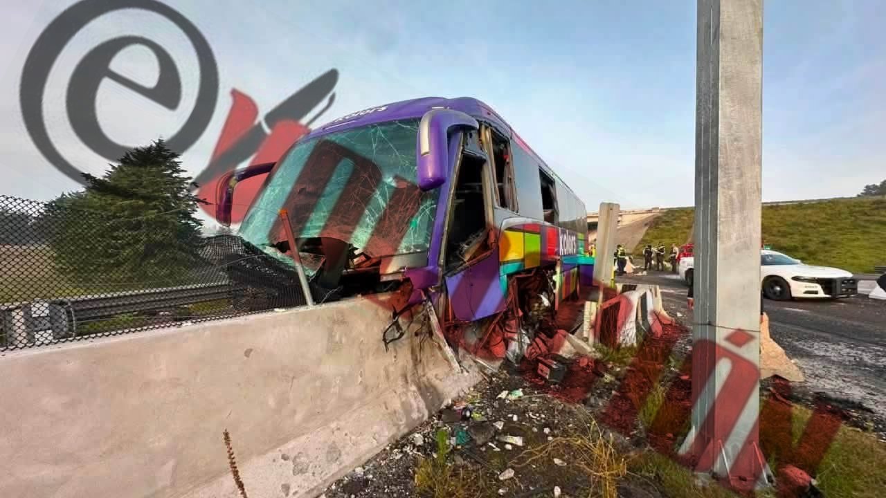 Impacto de autobús contra muro deja 33 heridos en Atlacomulco