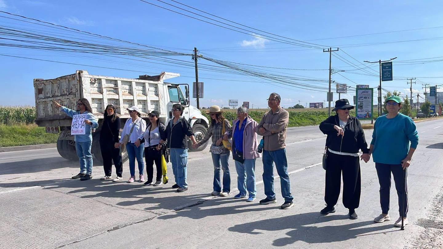 Calimaya apesta: acusan vecinos tras exigir con bloque en la Toluca-Tenango cierre de relleno sanitario