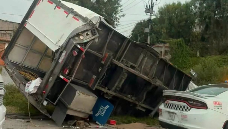 Choque entre dos unidades de carga deja dos muertos en la México-Querétaro