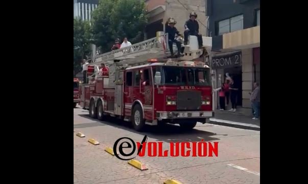 Toluca se llenó de color por caravana de Día del Bombero lejos de las emergencias