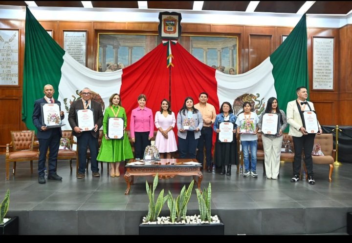 Encabeza Ruth Salinas entrega de reconocimientos a ciudadanía