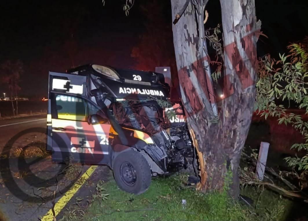 Ambulancia choca contra árbol en la Atlacomulco-Toluca