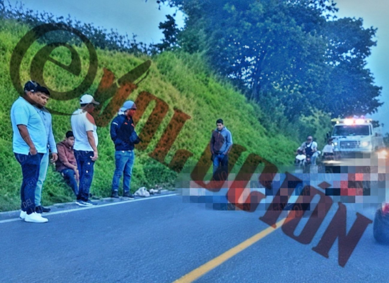 Fallecen tres jóvenes tras fuerte colisión entre motocicletas en Calimaya