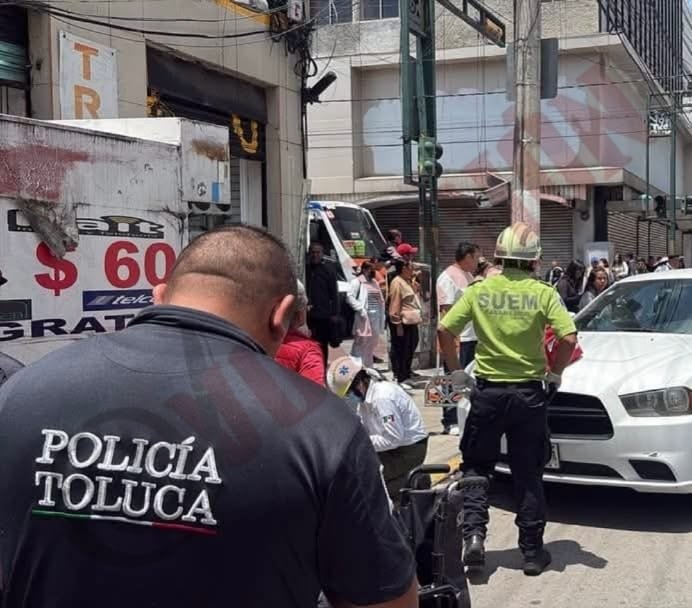 Automovilista atropella a 3 personas tras pasarse un alto en el centro de Toluca