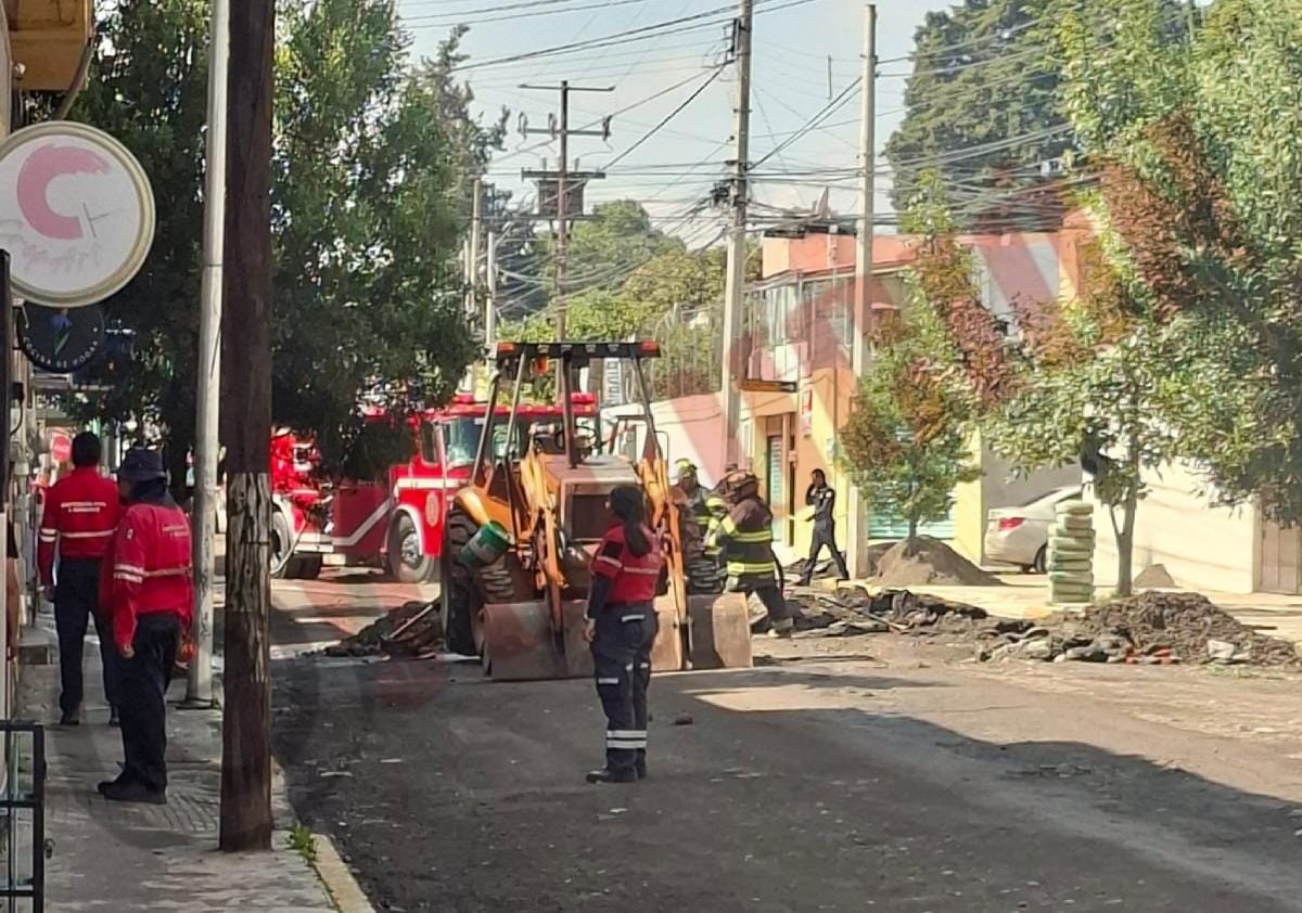 Trabajo de reparación en tubería de agua provoca fuga de gas en Toluca