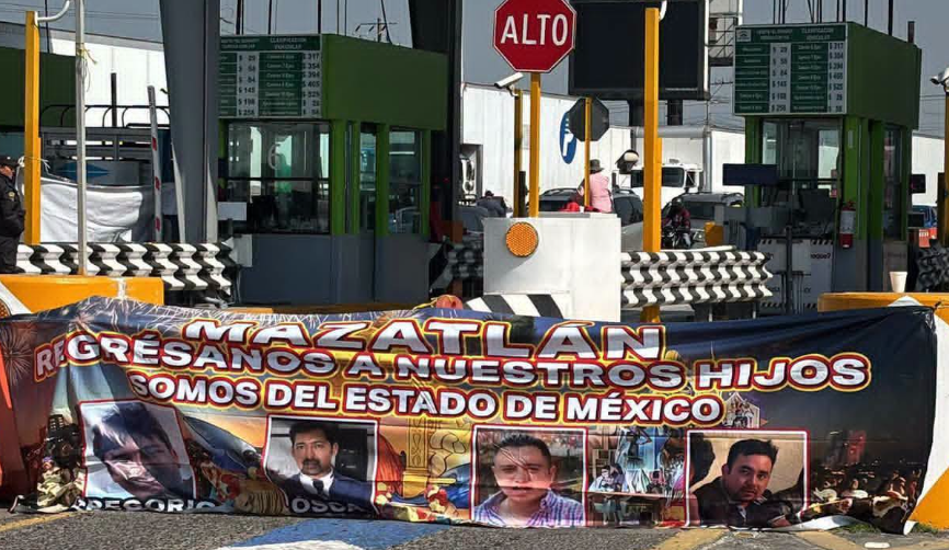 Continúa protesta de familiares de mexiquenses desaparecidos en Sinaloa en caseta El Dorado
