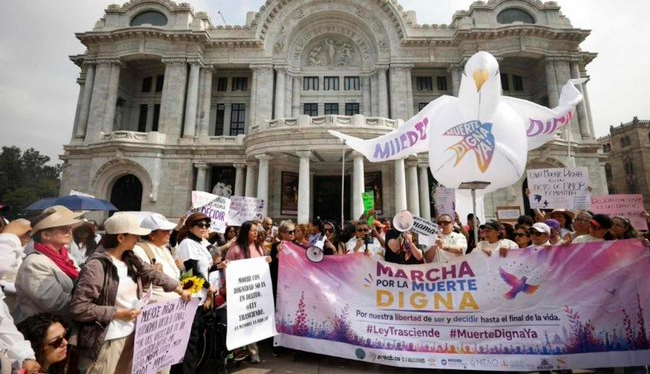 Clara Brugada promete debatir legalización de eutanasia en CDMX tras marcha