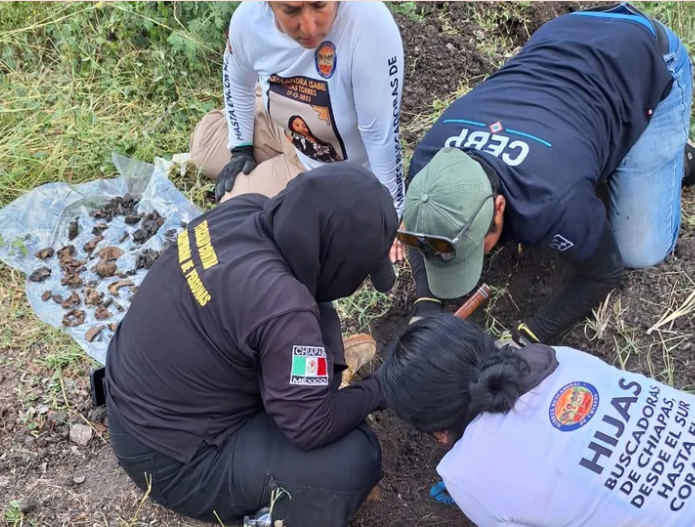 Madres buscadoras de Chiapas hallan restos humanos con pertenencias en predios de diferentes municipios