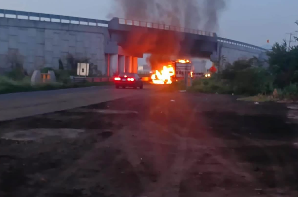 Michoacán amanece con 11 bloqueos y quema de vehículos tras operativo de seguridad