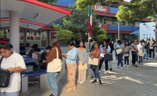 Estudiantes y padres de familia denuncian cobros excesivos en UAGro