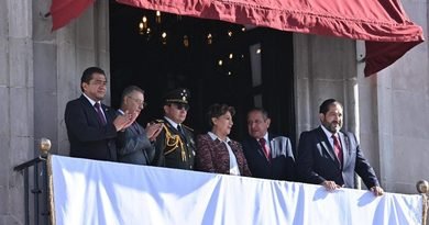 Presencian congresistas mexiquenses desfile por el 216 aniversario de la Independencia
