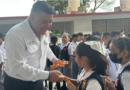 Tunden a diputado por presumir entrega de lápices a niños tras regreso a clases en Tamaulipas