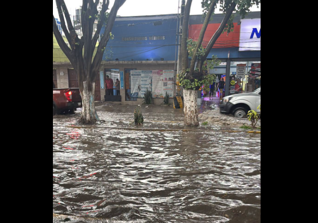 Fuertes lluvias inundan diversas calles de Ecatepec