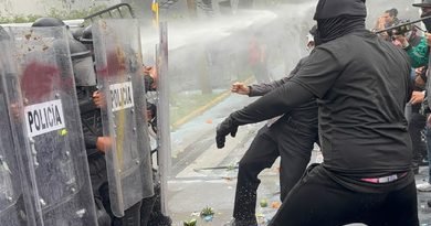 Policías usan agua limpia contra ciudadanos que piden liquido vital no contaminado en Jalisco 