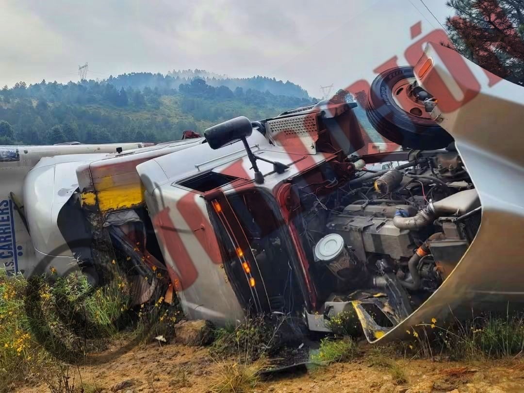 En la Toluca-Naucalpan, tráiler volcado atora más de dos horas a cientos de automovilistas
