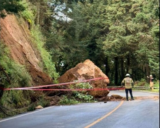 Roca de gran tamaño obstruye la carretera Tenango-La Marquesa