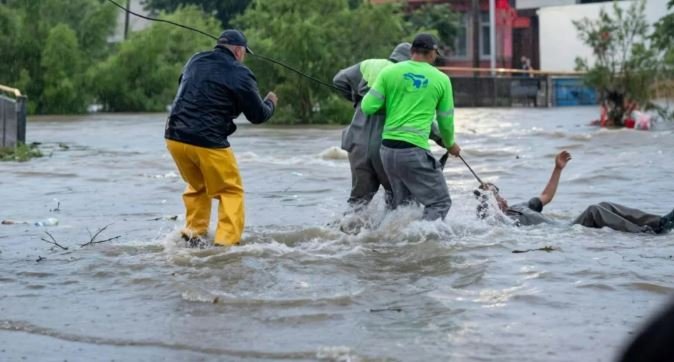 Fuertes lluvias provocan inundaciones y el desfogue de la Presa La Boca en NL