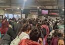 Fallas en el Tren México-Toluca deja varados a cientos de pasajeros