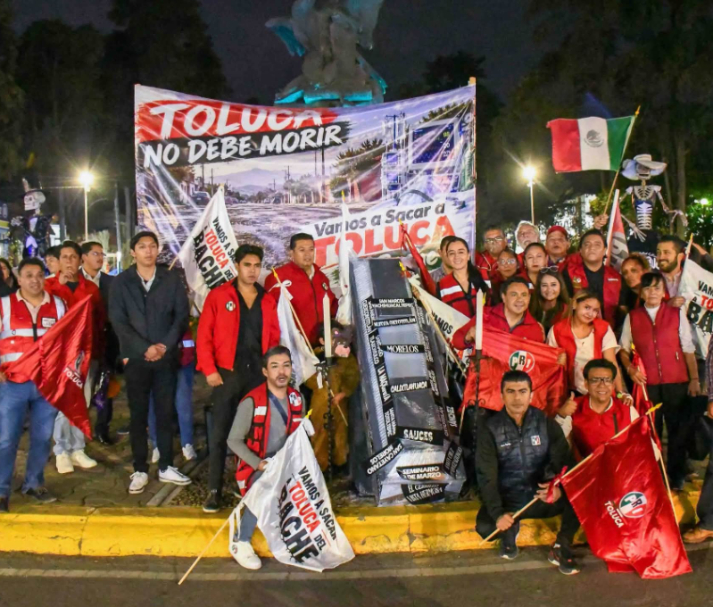 PRI denuncia con féretro simbólico a Ricardo Moreno de “matar” a Toluca