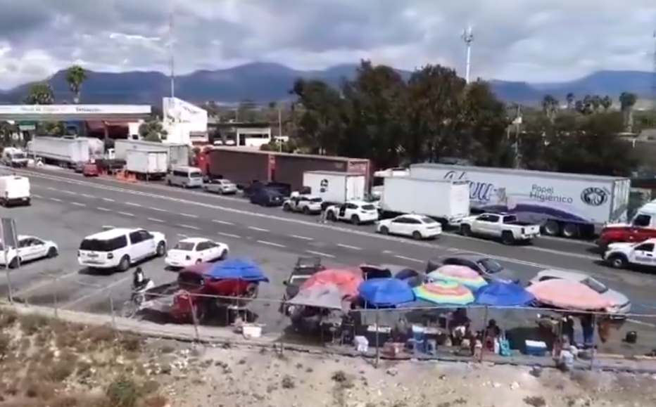 Caos vial en Puebla por bloqueo de transportistas tras muerte de su líder