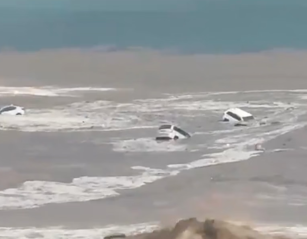 Lluvias en Baja California Sur arrastran autos hasta el mar