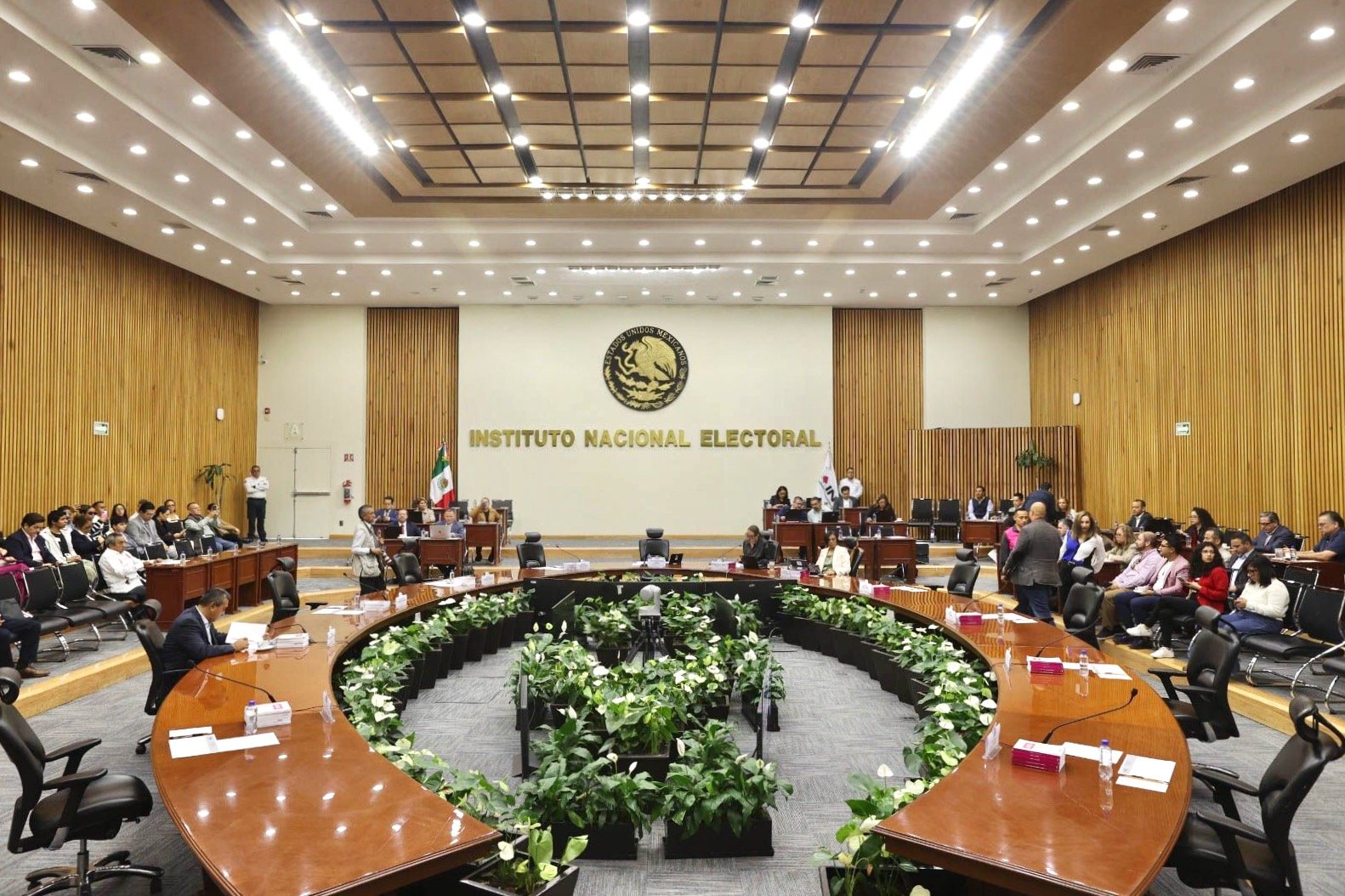 INE inicia investigaciones por presuntas irregularidades a 23 personas y 18 empresas