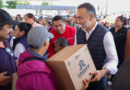 Fernando Flores entrega canastas alimentarias en San Salvador Tizatlalli