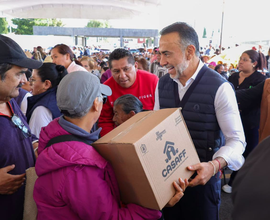 Fernando Flores entrega canastas alimentarias en San Salvador Tizatlalli