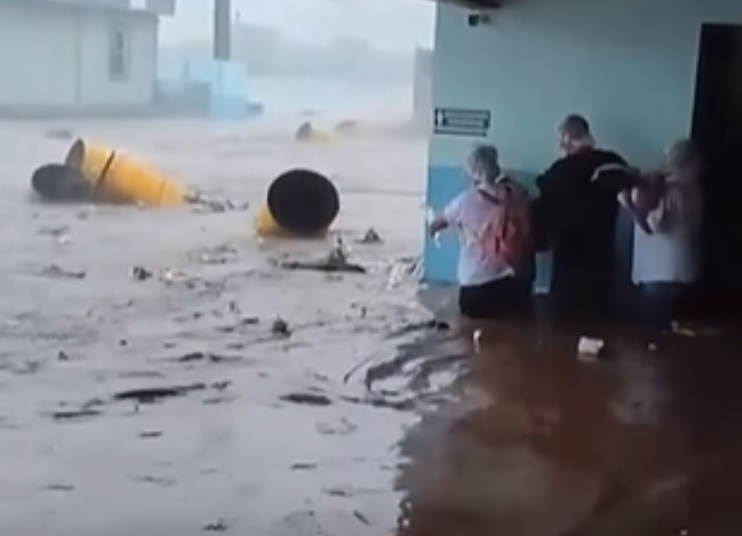 Fuertes lluvias dejan a Guaymas con severas inundaciones y un muerto