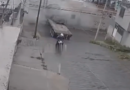 Tráiler con rollos de acero se impacta contra bodega de productos farmacéuticos en Tultitlán