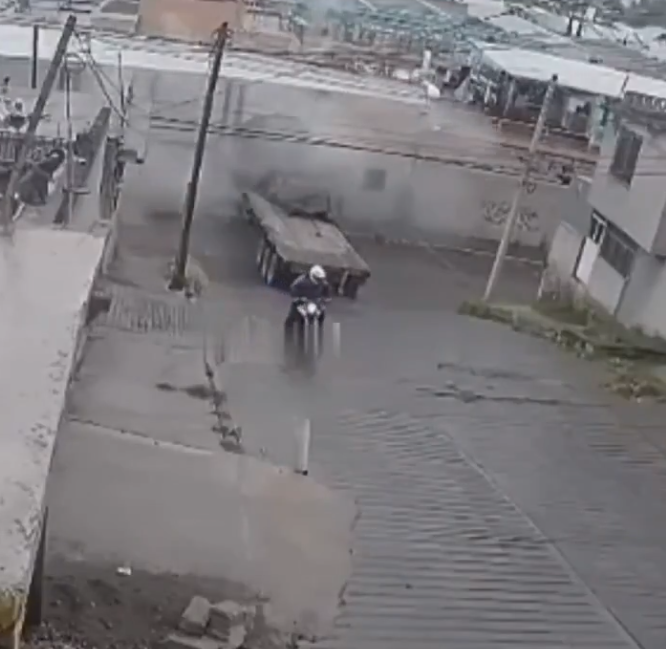 Tráiler con sobrecarga se impacta contra bodega de productos farmacéuticos en Tultitlán