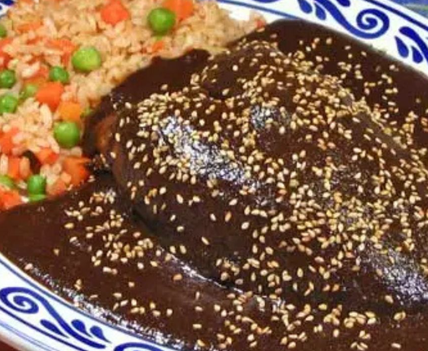 El mole: de la tradición prehispánica a la mesa mexicana