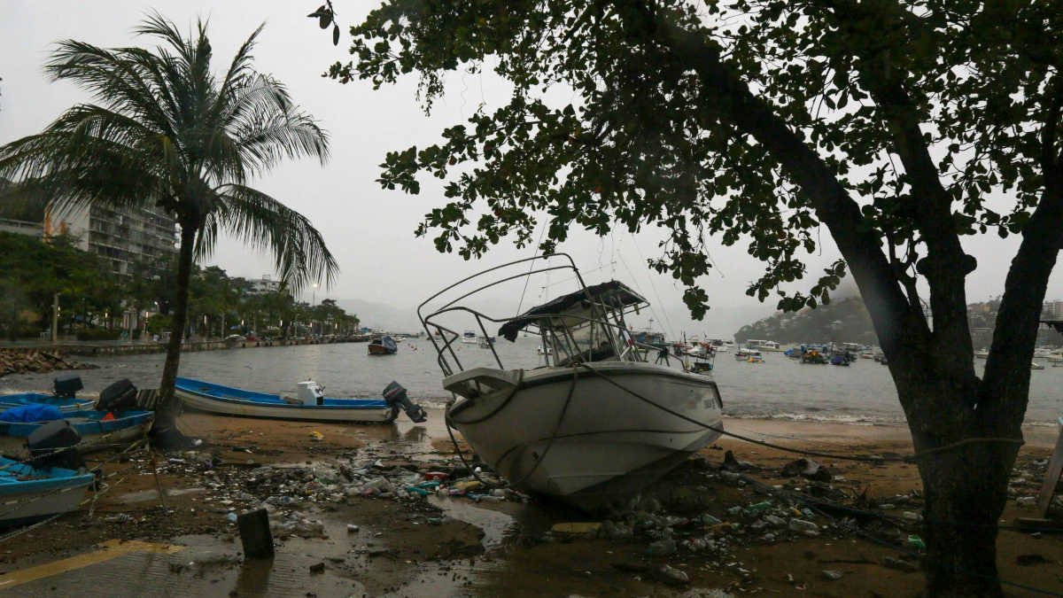 Huracán Simón deja un muerto y graves daños materiales tras su paso por México
